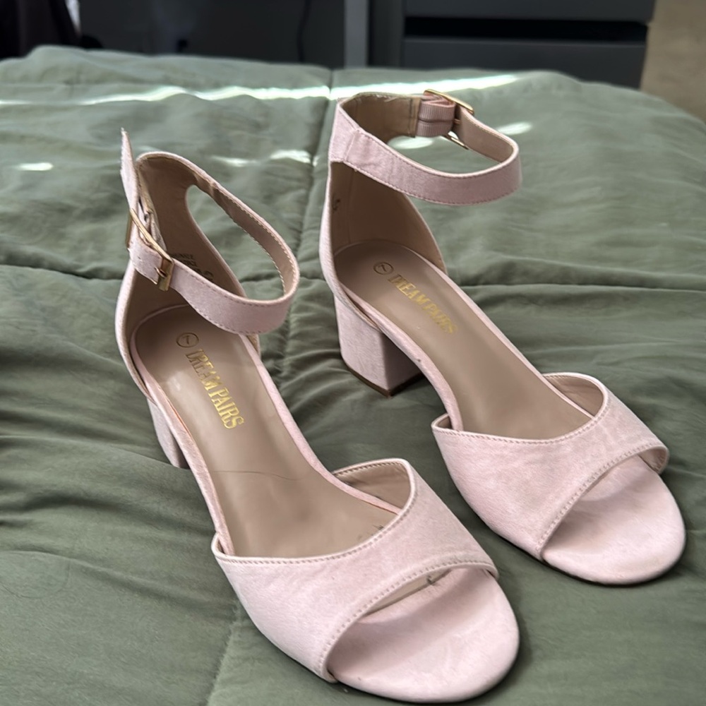 Women sandal shoes , light pink , size 7, excellent condition